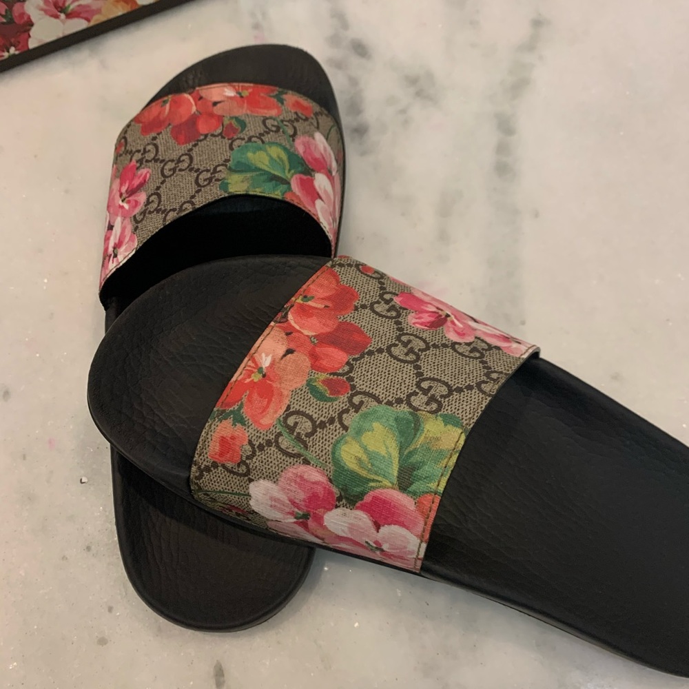 Authentic Women’s Gucci Pusuit GG Blooms Slides.